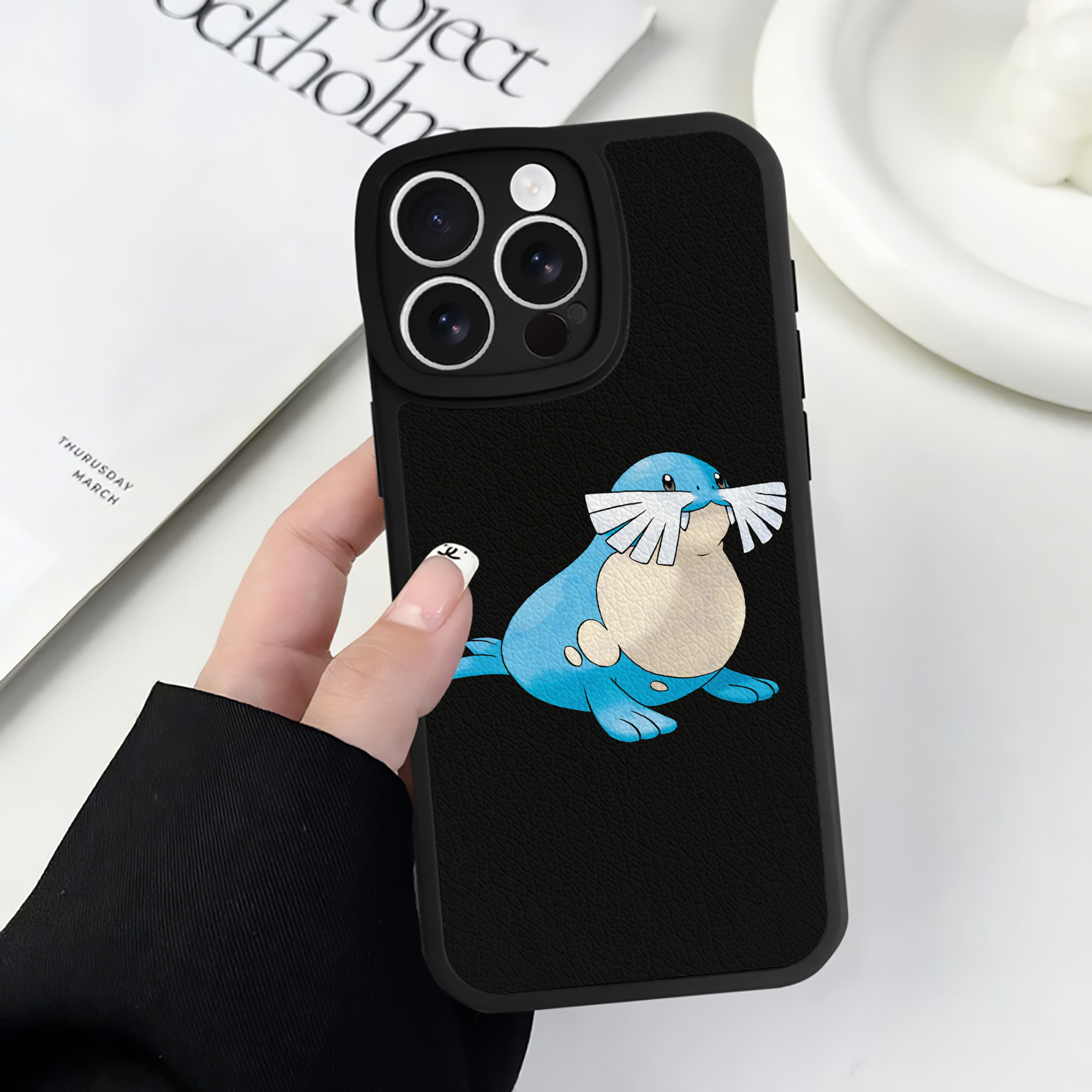 （画像用） ポケットモンスター Pokémon 【iPhone 16シリーズ対応】シリコンスマホケース（レザー調） 材質：シリコン